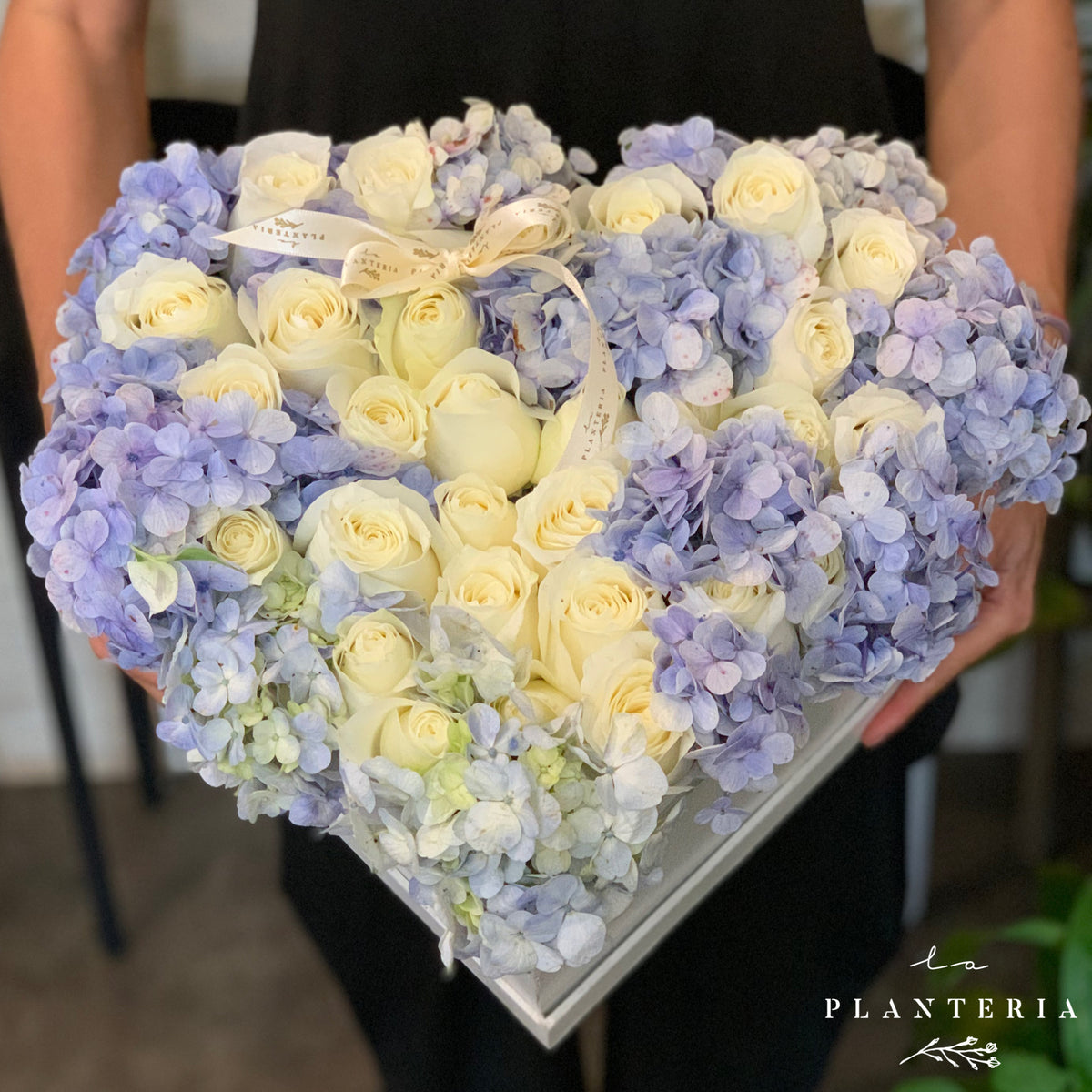 Corazón rosas con Hortensias (6889267396802)