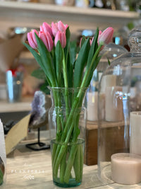 Decena de tulipanes en florero (6762462904514)