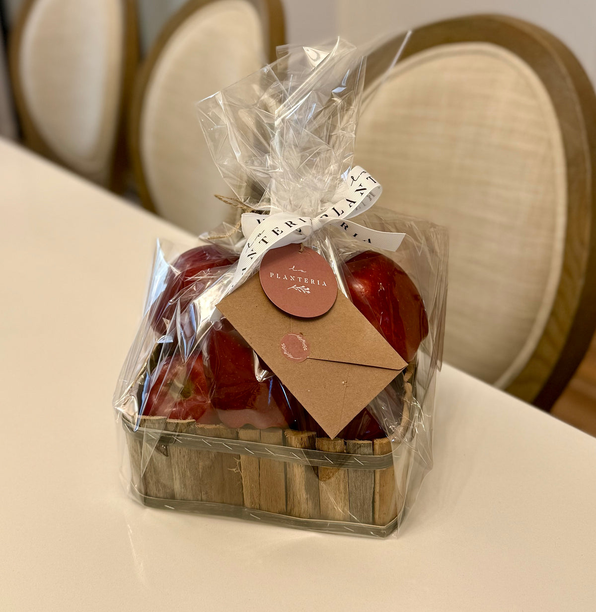 canasta de fruta o manzanas