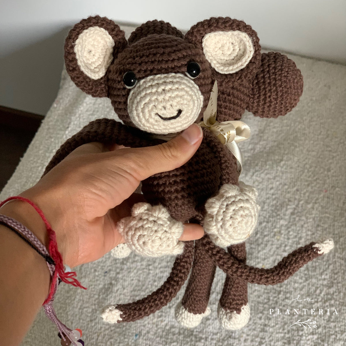 hugging monkeys (6775370645698)