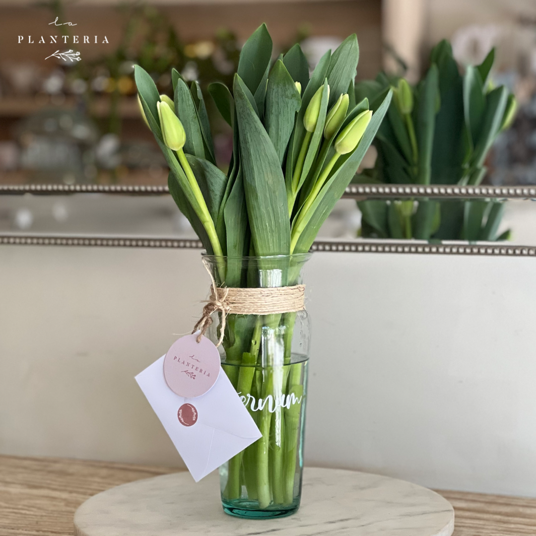 Decena de tulipanes en florero
