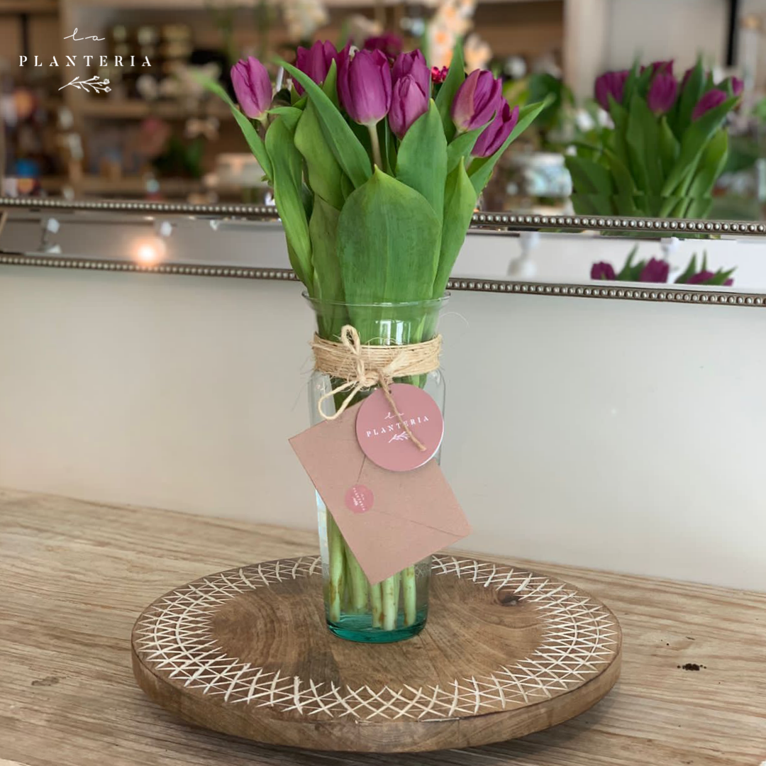 Decena de tulipanes en florero
